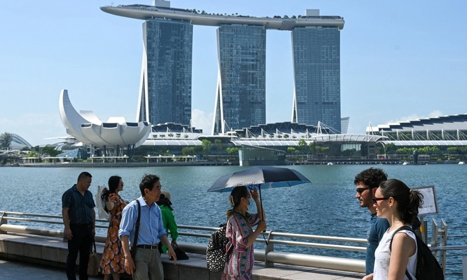 Tourists walk past Marina Bay in Singapore on May 25, 2023. Photo by AFP