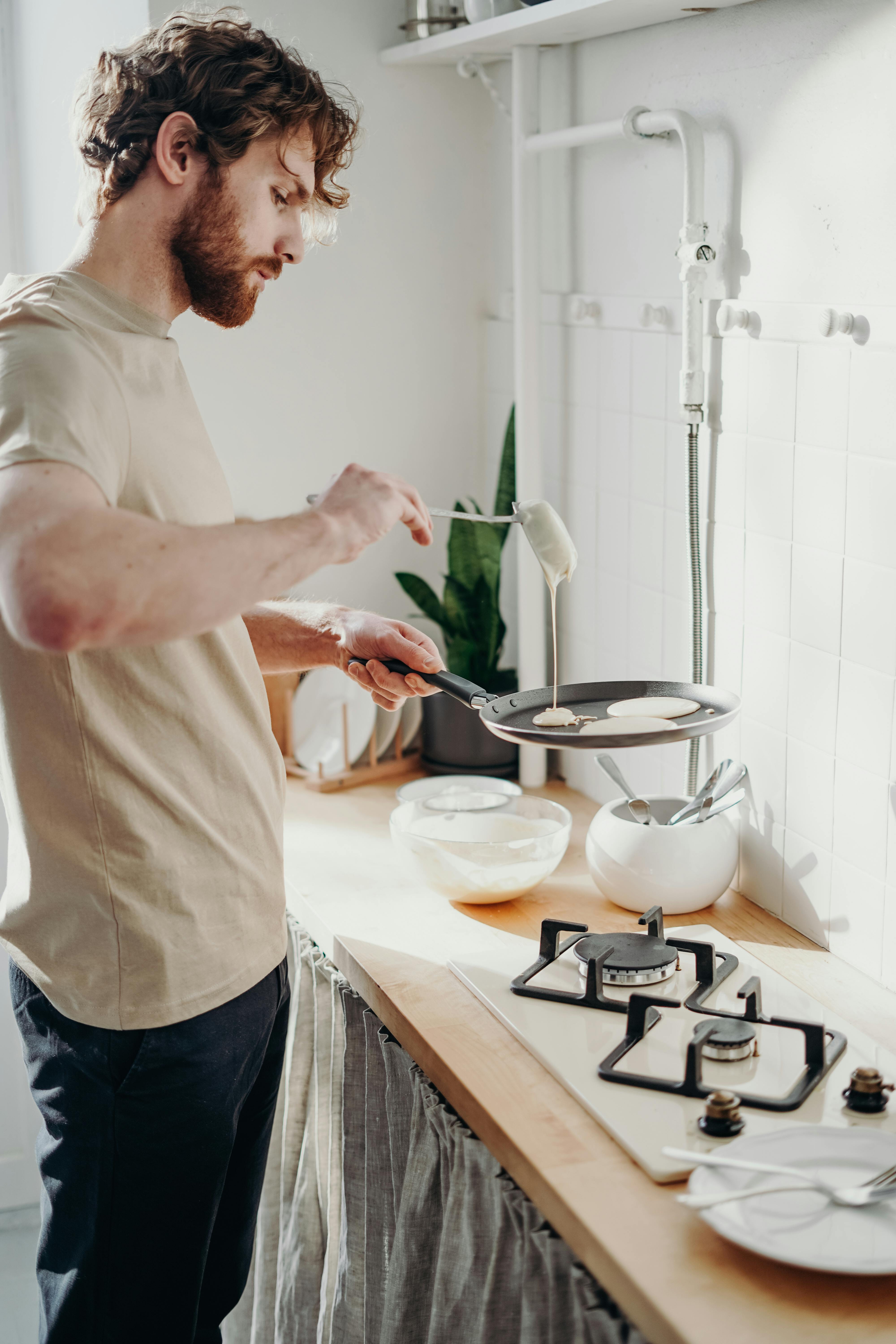 A man making a meal at a stove | Source: Pexels