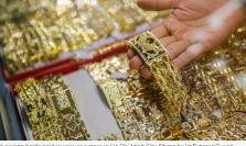 Gold prices decline